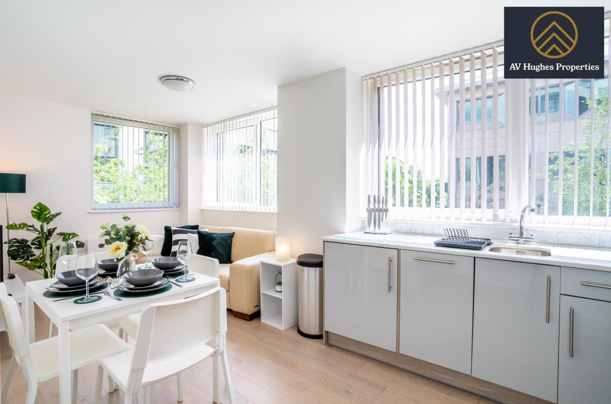 Luxury Stay In Two Bedroom Apartment By Av Hughes Properties Short Lets & Serviced Accommodation Milton Keynes- Super Fast Wi-Fi - Netflix Exterior photo