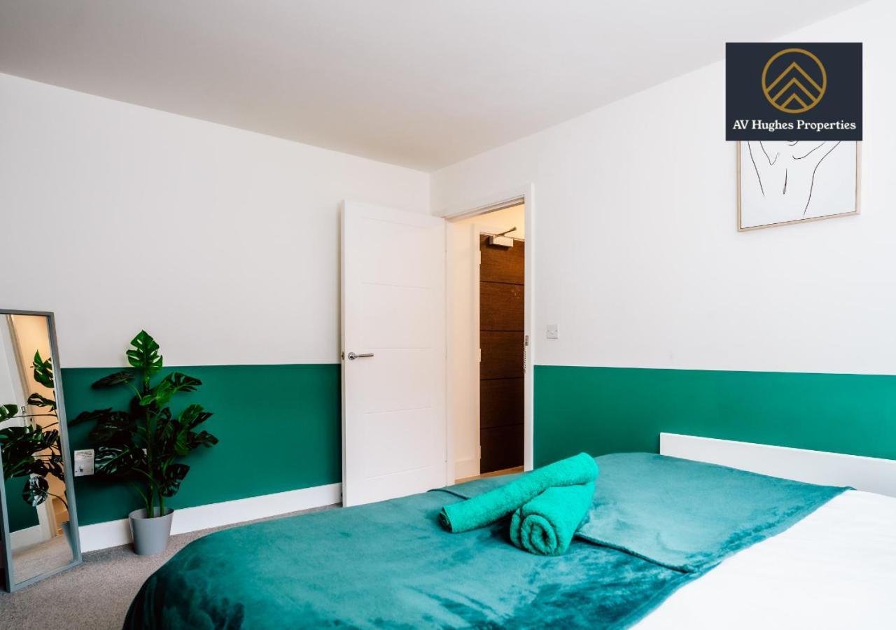 Luxury Stay In Two Bedroom Apartment By Av Hughes Properties Short Lets & Serviced Accommodation Milton Keynes- Super Fast Wi-Fi - Netflix Exterior photo